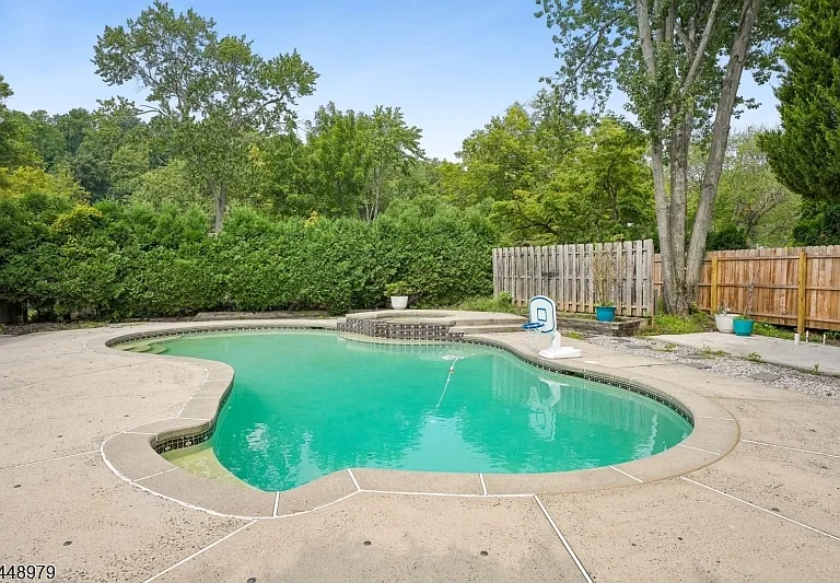 54 Canterbury Dr — Photo 32