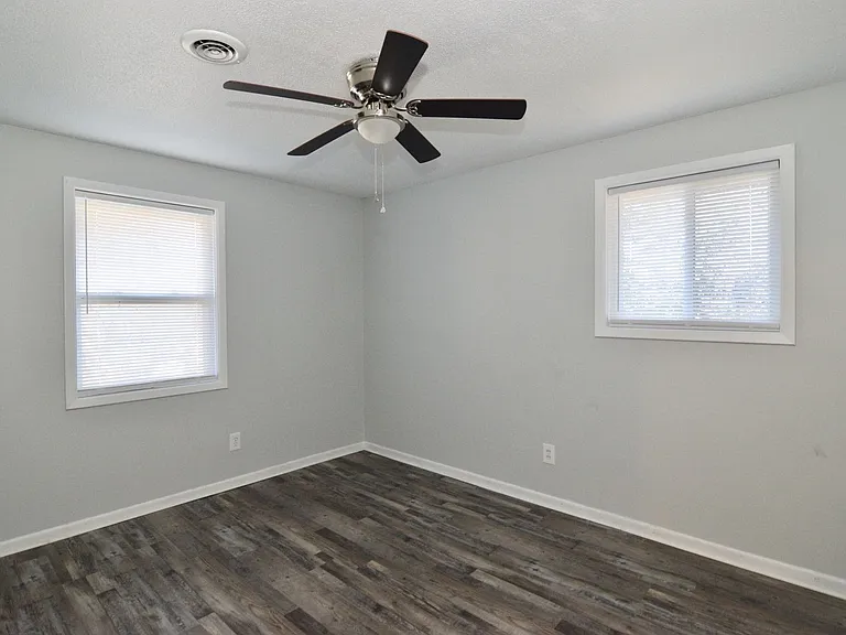 524 Laverne Ave — Photo 14