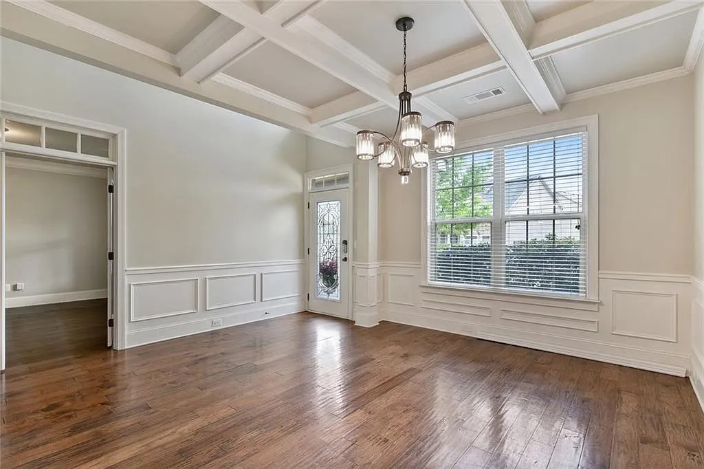 7 bed, 5.5 bath, 4920 sqft, $3,400 — Photo 3