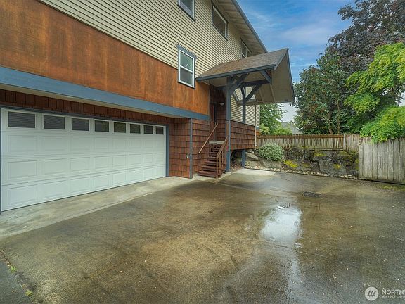4th image of 2329 NE Thistle Court