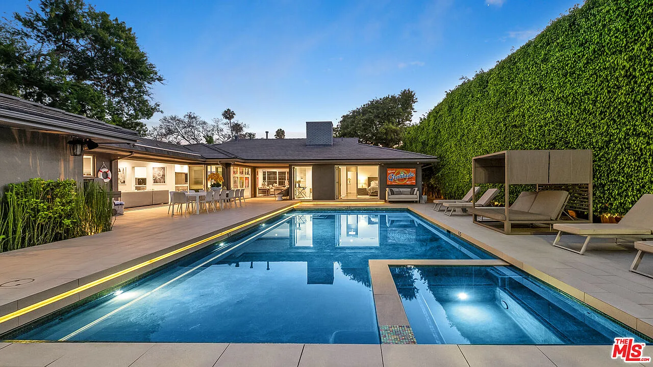 6 bed, 6.0 bath, 4645 sqft, $50,000 — Photo 2