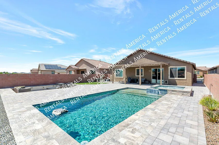4 bedrooms, 2 bathrooms with pool in Marana — Photo 3