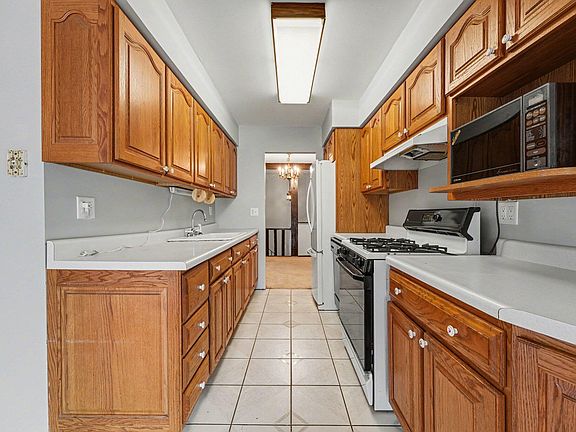 4th image of 9324 Saric Dr
