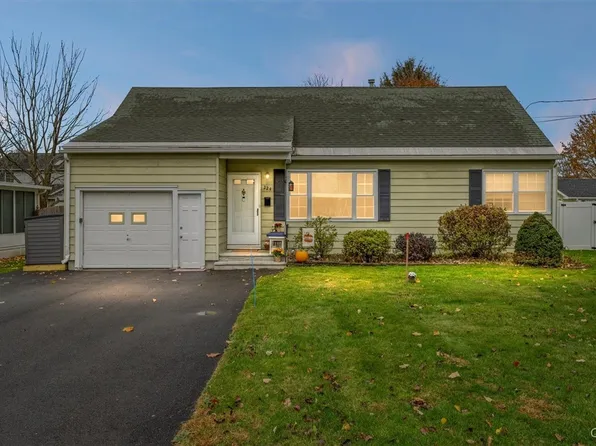 224 Orchard Dr W, North Syracuse, NY 13212