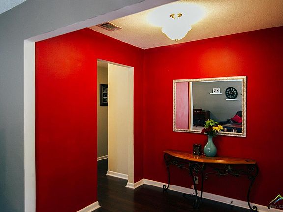 2nd image of 1808 Blossom Ln