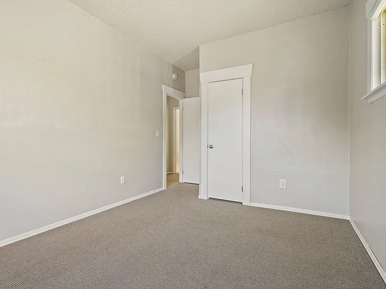709 McKenzie Ave — Photo 14