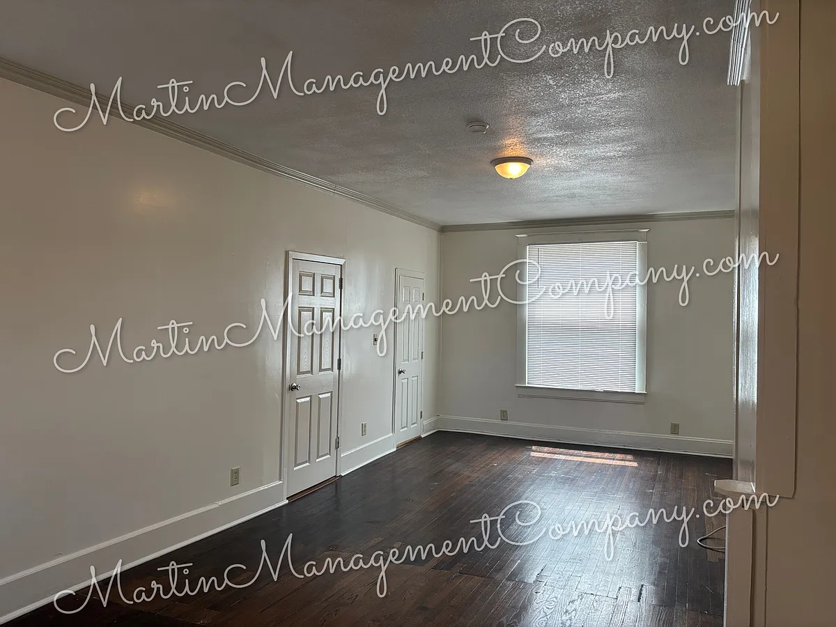 Building Photo - 106 W 5th St #B