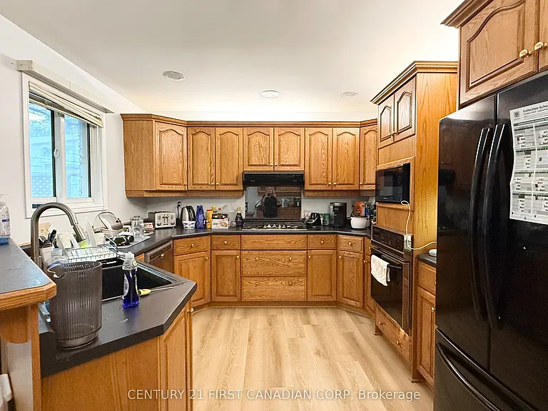 80 Rollscourt Pl — Photo 6