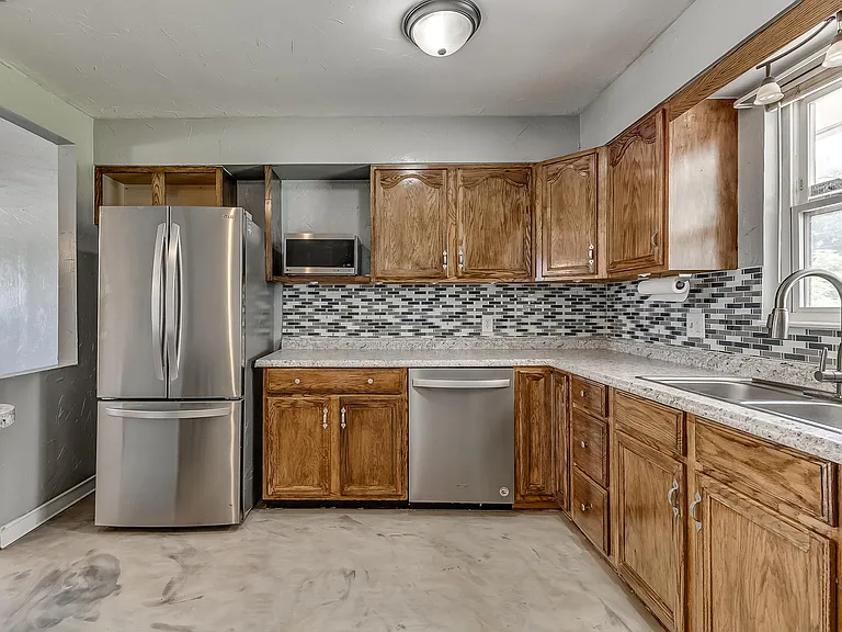 820 E Carroll Ln — Photo 10
