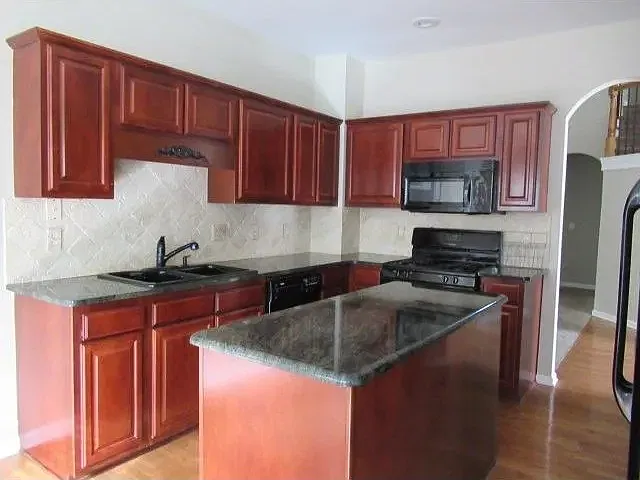 4 bed, 3.5 bath, 2437 sqft, $3,000 — Photo 2