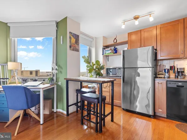 2800 Wisconsin Ave NW APT 1002, Washington, DC 20007