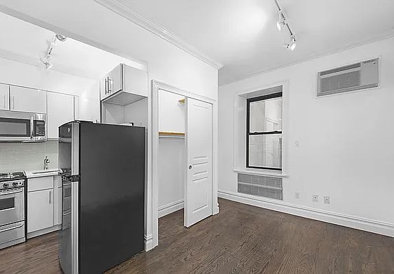 3rd image of 12 5th Ave APT 22