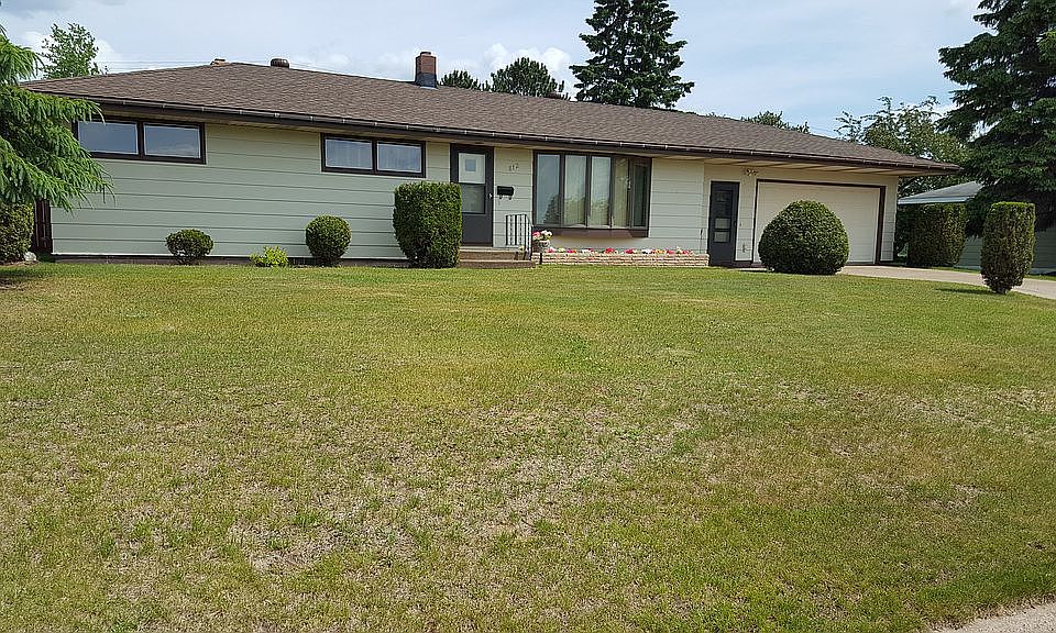 Beautifully kept front yard