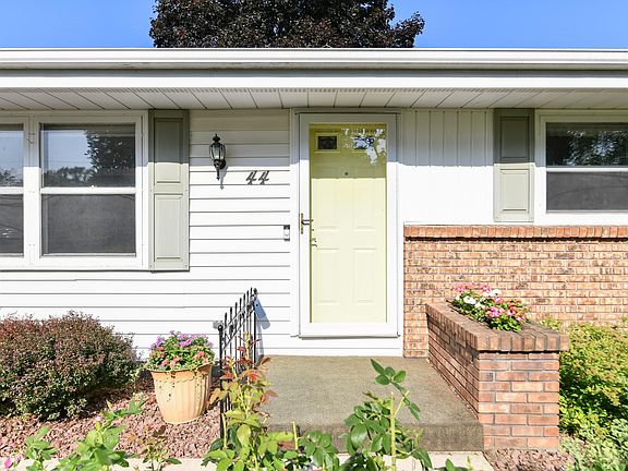 3rd image of 44 S Sumac Dr