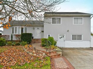 87 Farmers Ave, Plainview, NY 11803