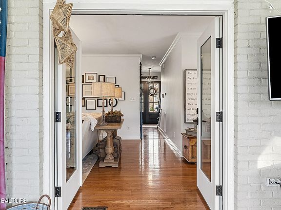5th image of 329 Farragut Crossing Dr