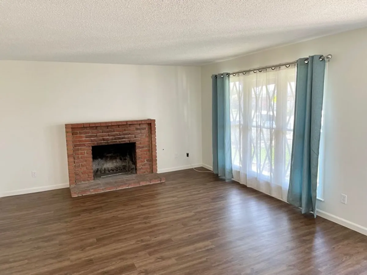 Building Photo - 854 Dahlia Pl