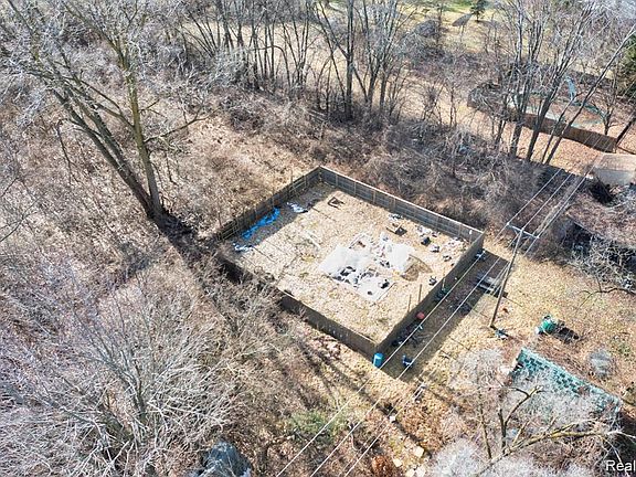 3rd image of 30905 Beverly Rd