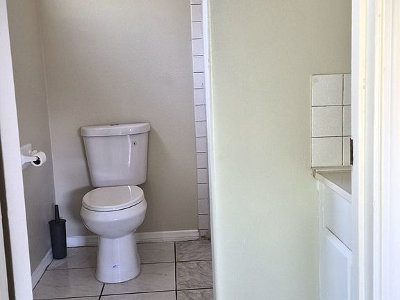 5th image of 2061 Maple St