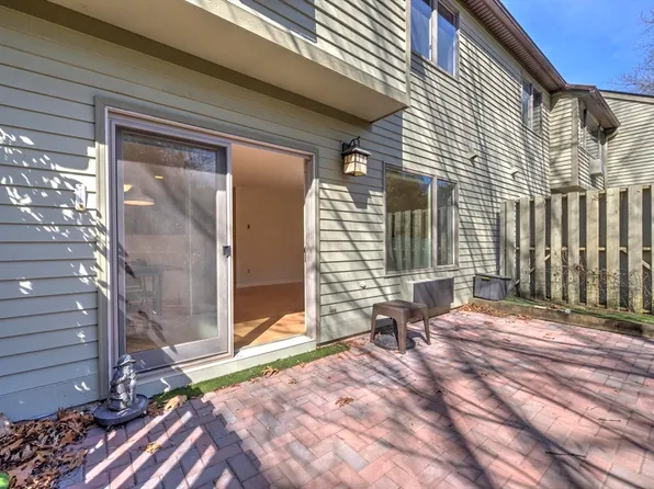 705 Fairway Vlg, Leeds, MA 01053