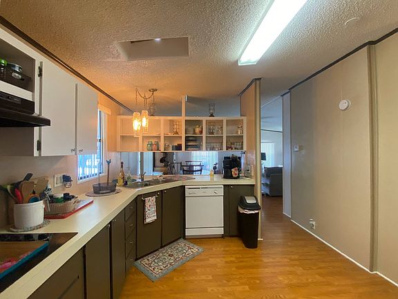 2nd image of 1452 SE Hub St #4