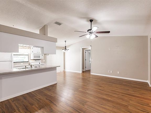 4th image of 3851 Oconto Ave