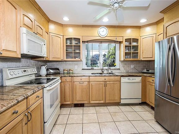 4th image of 8 Kings Park Dr