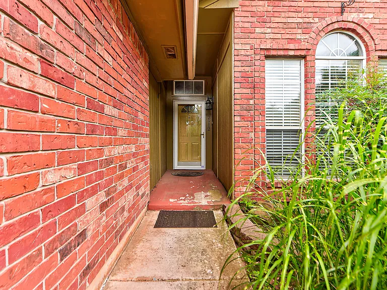 2912 Edinburg Dr — Photo 3