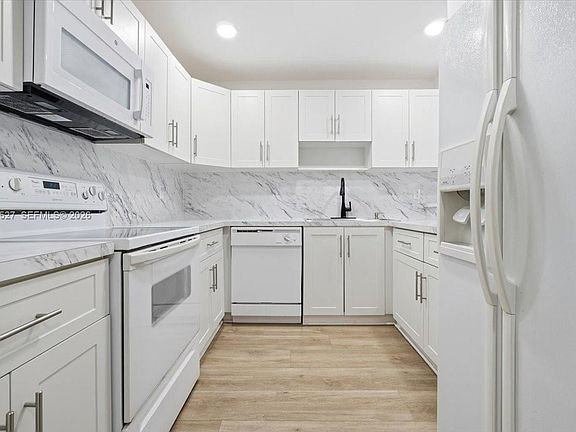 4th image of 6960 Miami Gardens Dr #2124