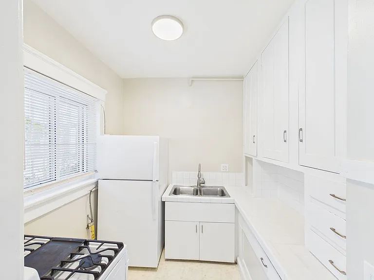 Grandview Apartments — Photo 15