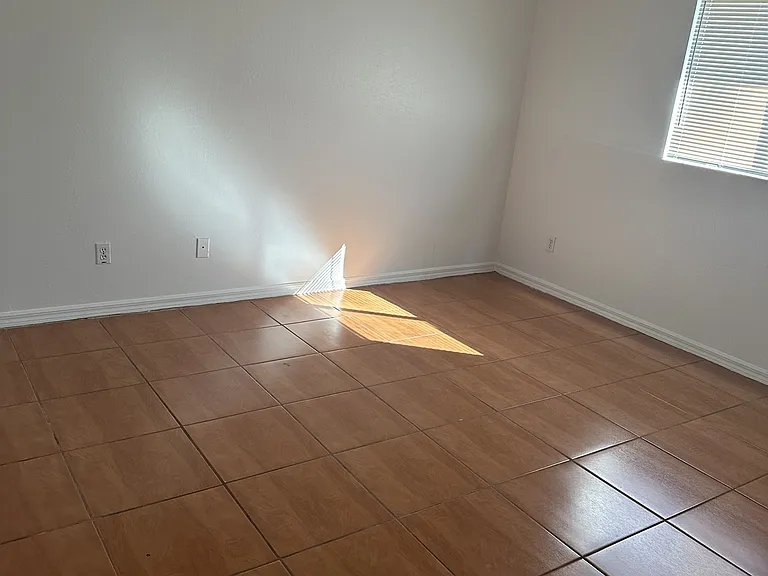 333 Gordon Ave S — Photo 2