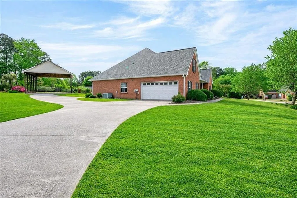 4 bed, 3.0 bath, 2276 sqft, $2,950 — Photo 1