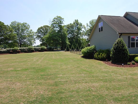 4th image of 35 Chesney Ct