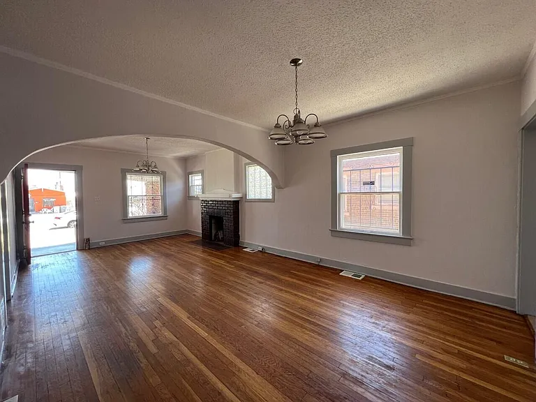 2115 E Yandell Dr — Photo 9