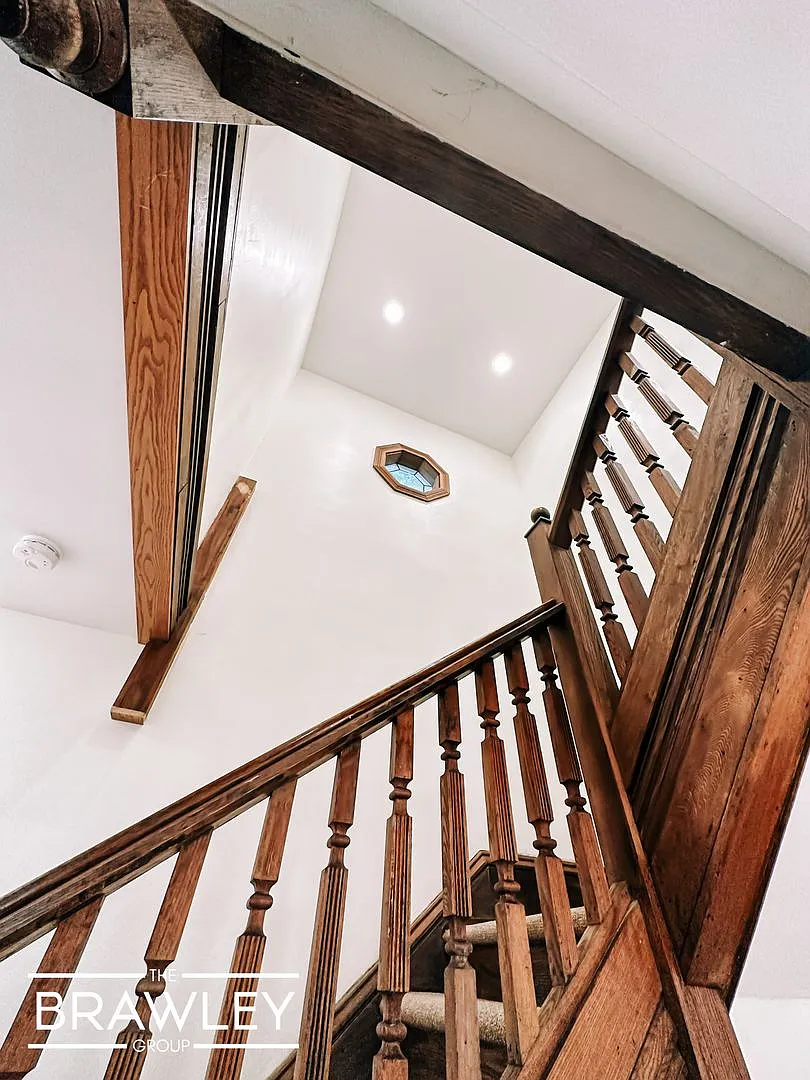 **Fully Remodeled** (August 2028) Incredible Location Iu Campus 6 Beds — Photo 3