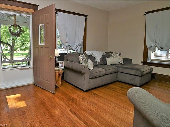 4th image of 298 E College St
