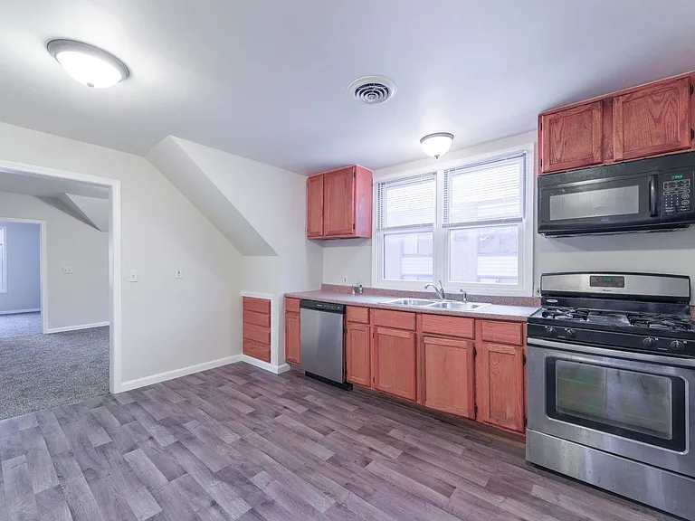 1715 Glenwood Avenue — Photo 2