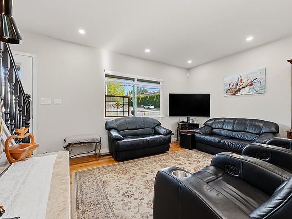 4th image of 5987 Brantford Ave