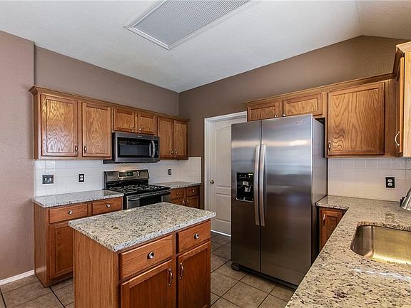 4th image of 1412 Haley Gray Dr