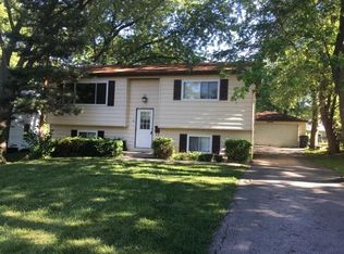 704 N Cedarwood Cir, Round Lake Heights, IL 60073