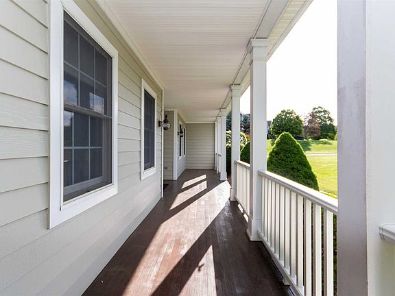 4th image of 40 Oakbrook Ln