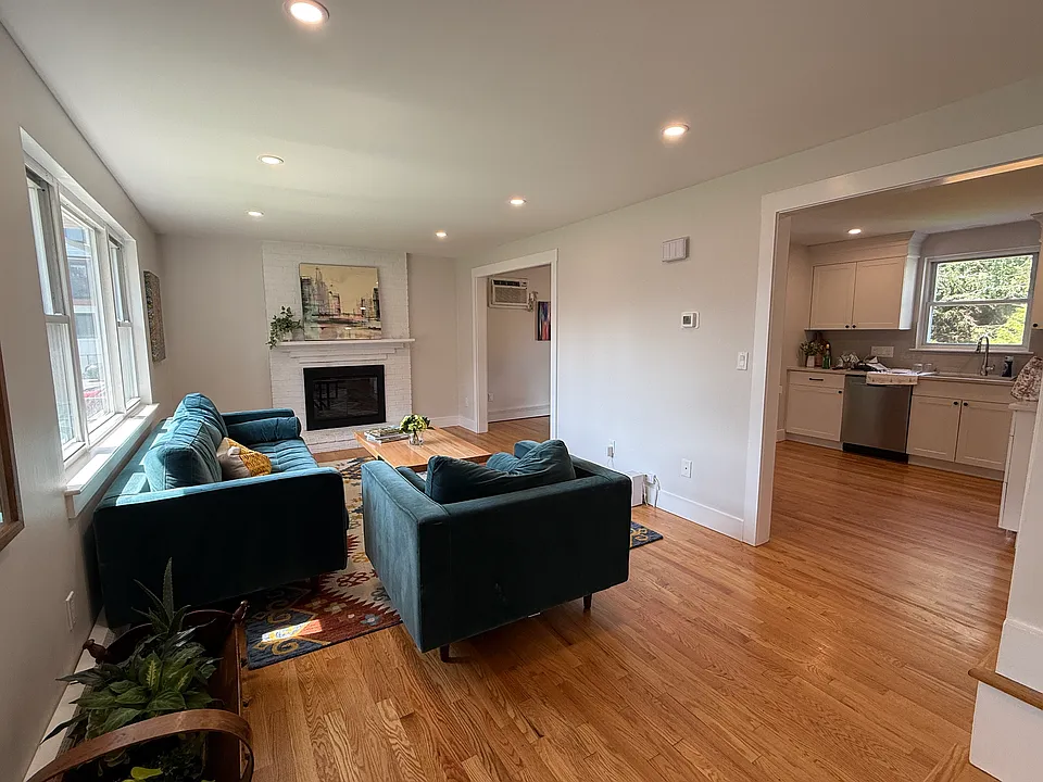 169 River St