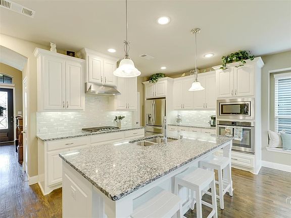 3rd image of 804 Parkland Dr