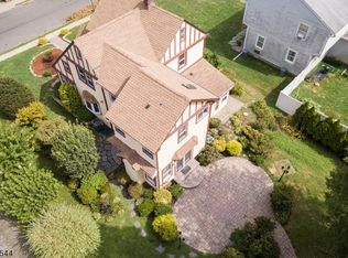 24 Henry St, Shrewsbury, NJ 07702