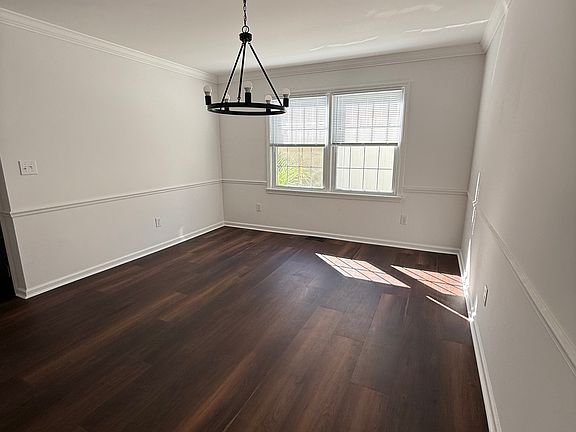 2nd image of 1396 Weybridge Rd