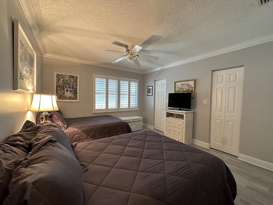 1st image of 842 SE 19th Avenue #102