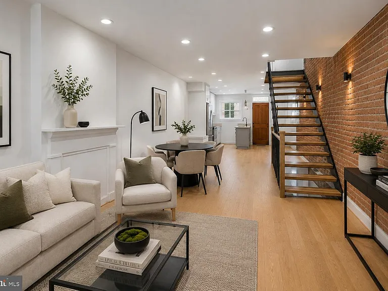 104 W Heath St — Photo 2