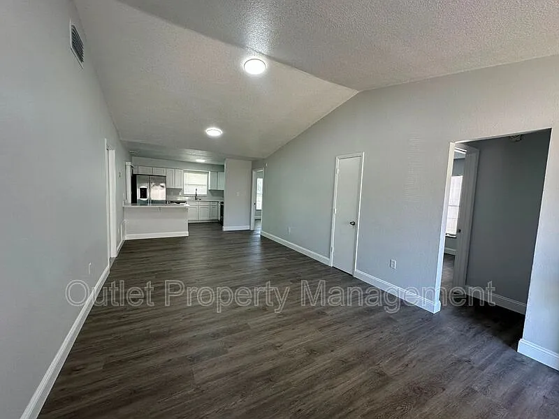 3 bed, 2.0 bath, 1300 sqft, $1,745 — Photo 3