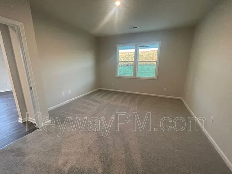 810 Manitou Cir — Photo 8