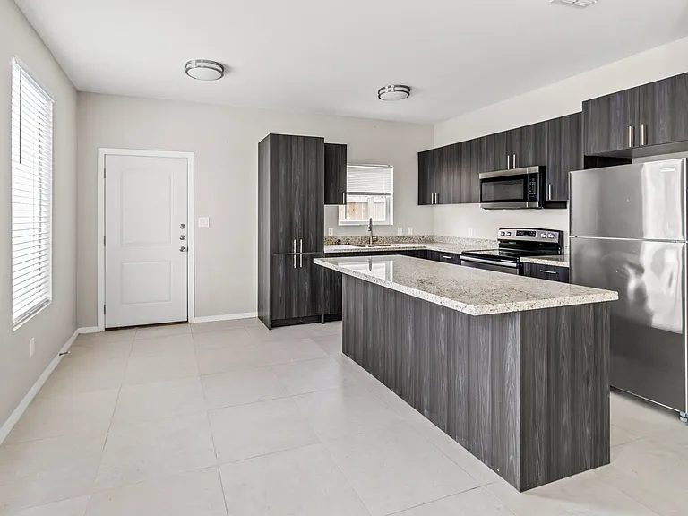 1405 Alta Vista Dr #1 — Photo 3